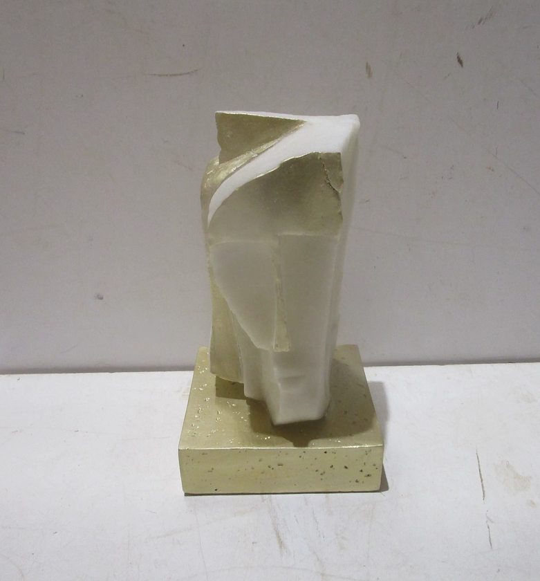 Figurine decor resin cream image