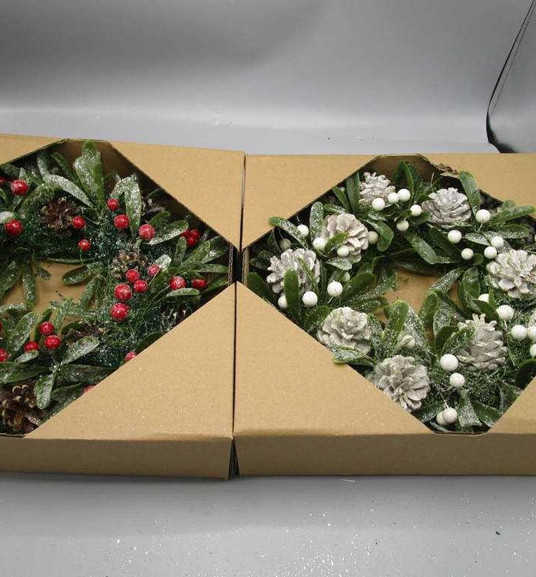 WREATH WITH BERRIES 34CM image