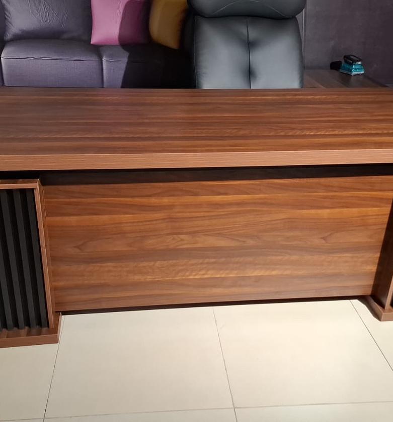 Manager desk by mfc with image