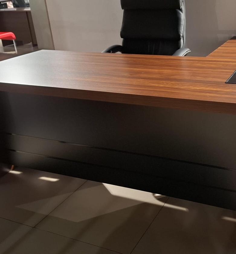 Manager desk by mfc with image