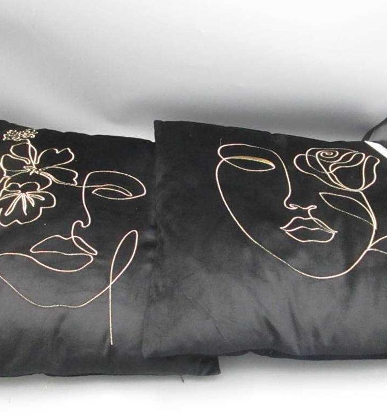 CUSHION VELVET BLACK 45X4 image