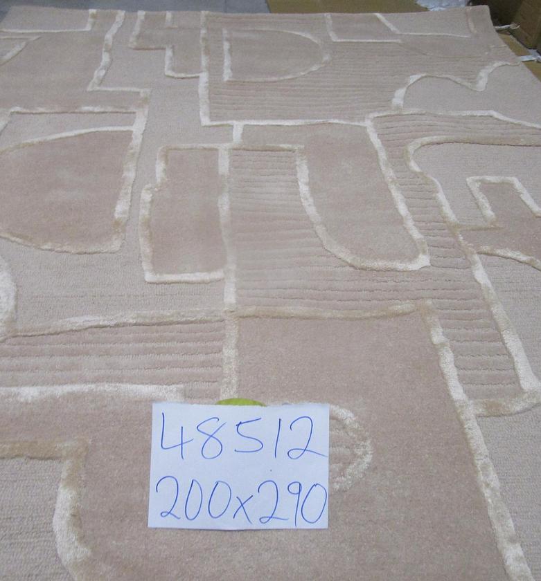 Handtufted wool and viscose image