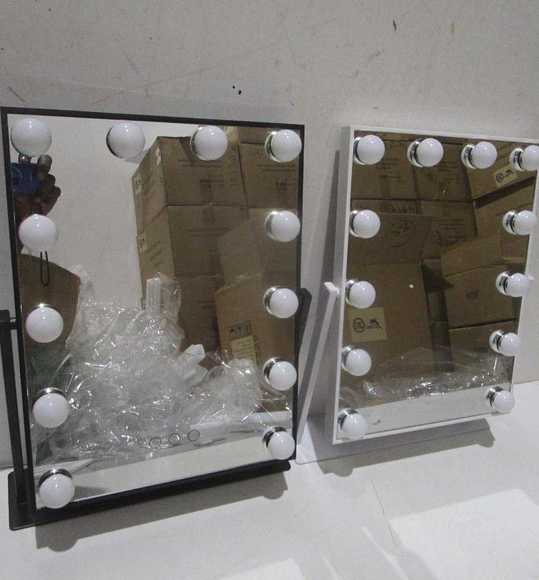 Mirror w 12 light bulb image