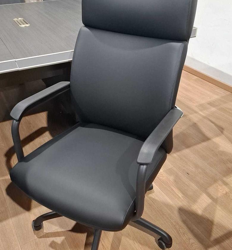 Prestige 262 Executive PU Swivel Chair – Black with Iron Armrests & Base image