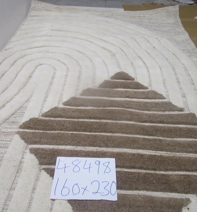 Woven and handtufted carpet image