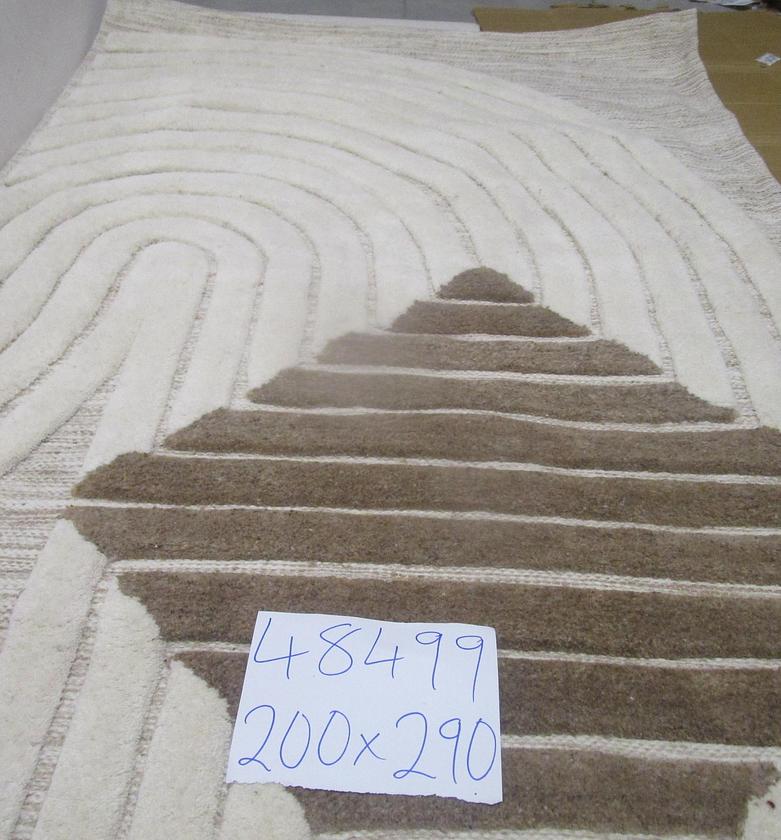 Woven and handtufted carpet image