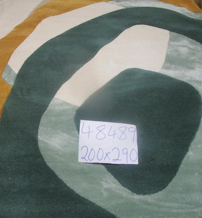 Handtufted wool and viscose image