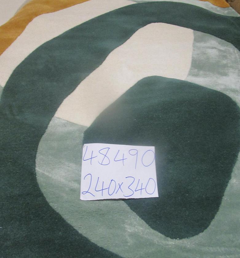 Handtufted wool and viscose image