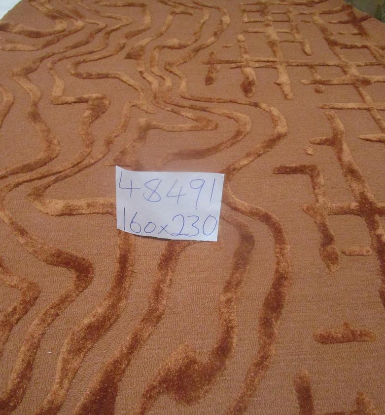 Handtufted wool and viscose image