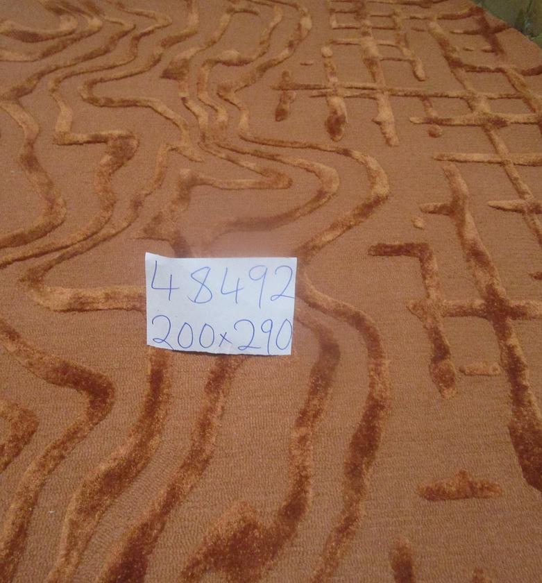 Handtufted wool and viscose image