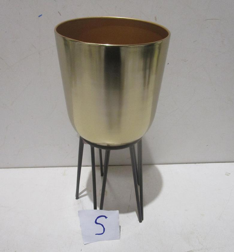 Pot indoor iron planter on image