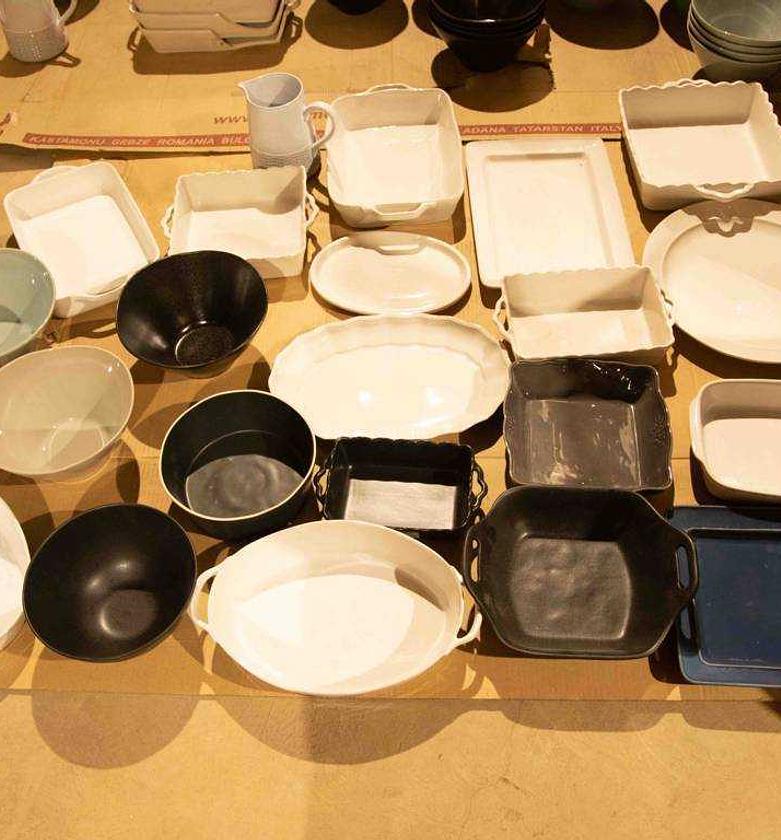 Plate on pallette of ass. image