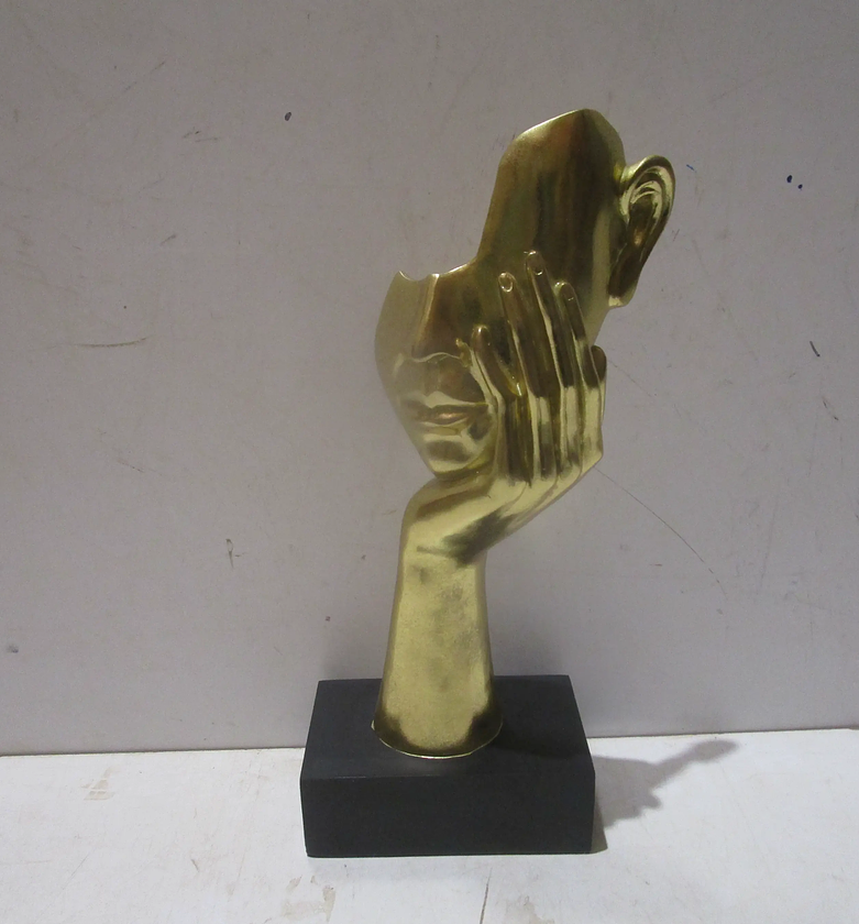 Statue resin , face in image