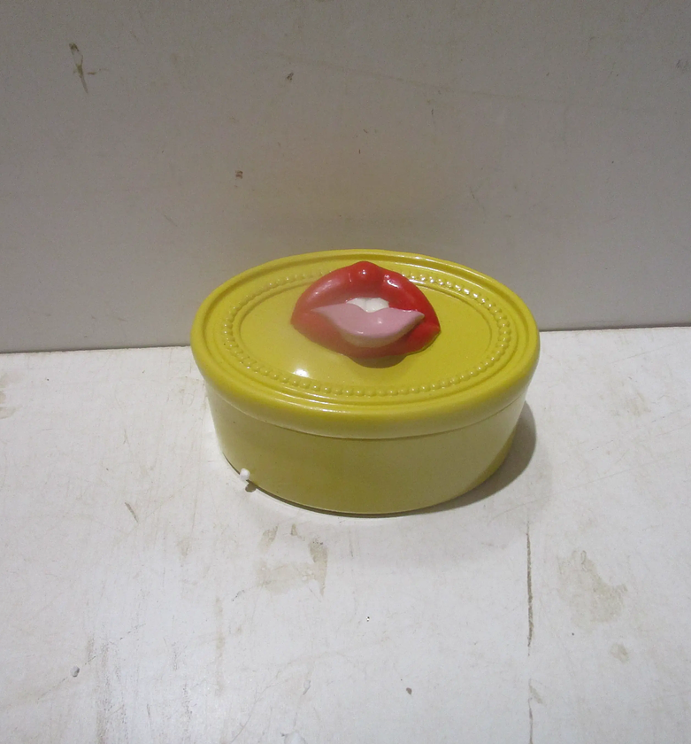 Box, 710g yellow resin multi image