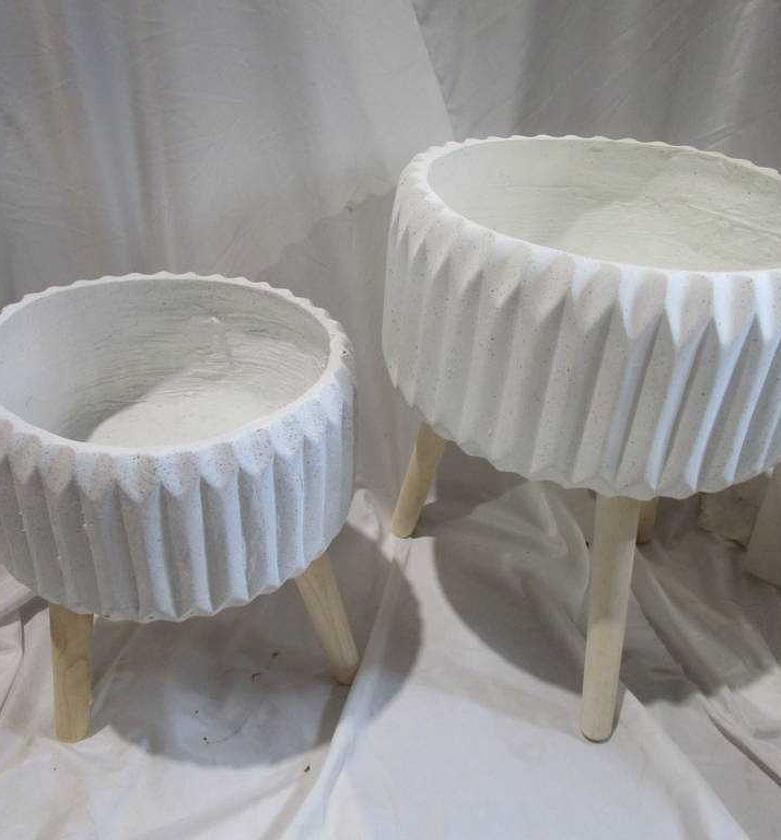 SET OF 2 Flower pot w Woo image